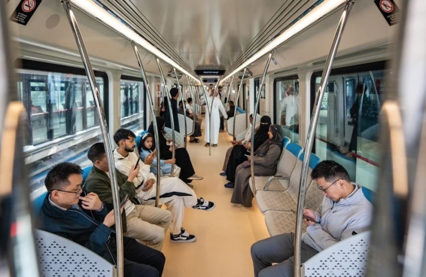 بسبب عبث بمقابض الطوارئ.. أول تعليق في خطوط مترو الرياض