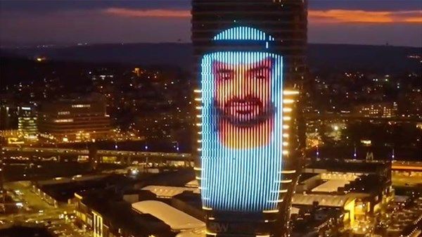 صورة رئيس الدولة تزين أعلى برج في بلغراد بمناسبة عيد الاتحاد الـ53