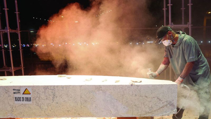 الامارات | 15 فناناً ينحتون زينة دبي في الصخر والرخام
