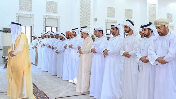 حاكم عجمان يؤدي صلاة الاستسقاء