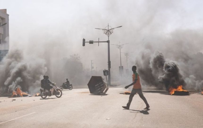 بوركينا فاسو.. المجلس العسكري يقيل رئيس الوزراء ويحل الحكومة