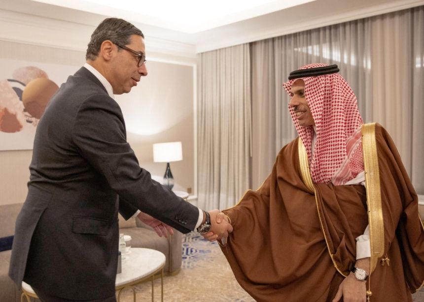 وزير الخارجية ونظيره القبرصي يناقشان تعزيز العلاقات الثنائية