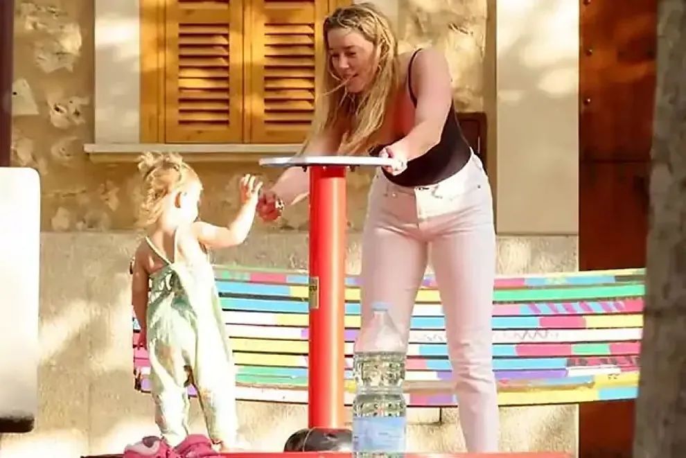 أمبر هيرد تنتظر طفلها الثّاني في حمل غامض… تقرير يكشف التّفاصيل