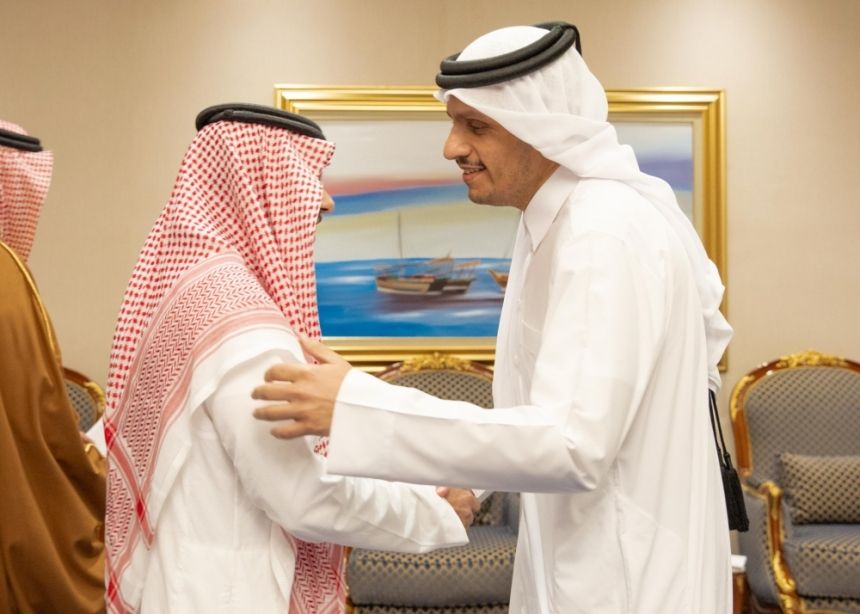 وزير الخارجية يناقش تعزيز العلاقات مع نظيره القطري