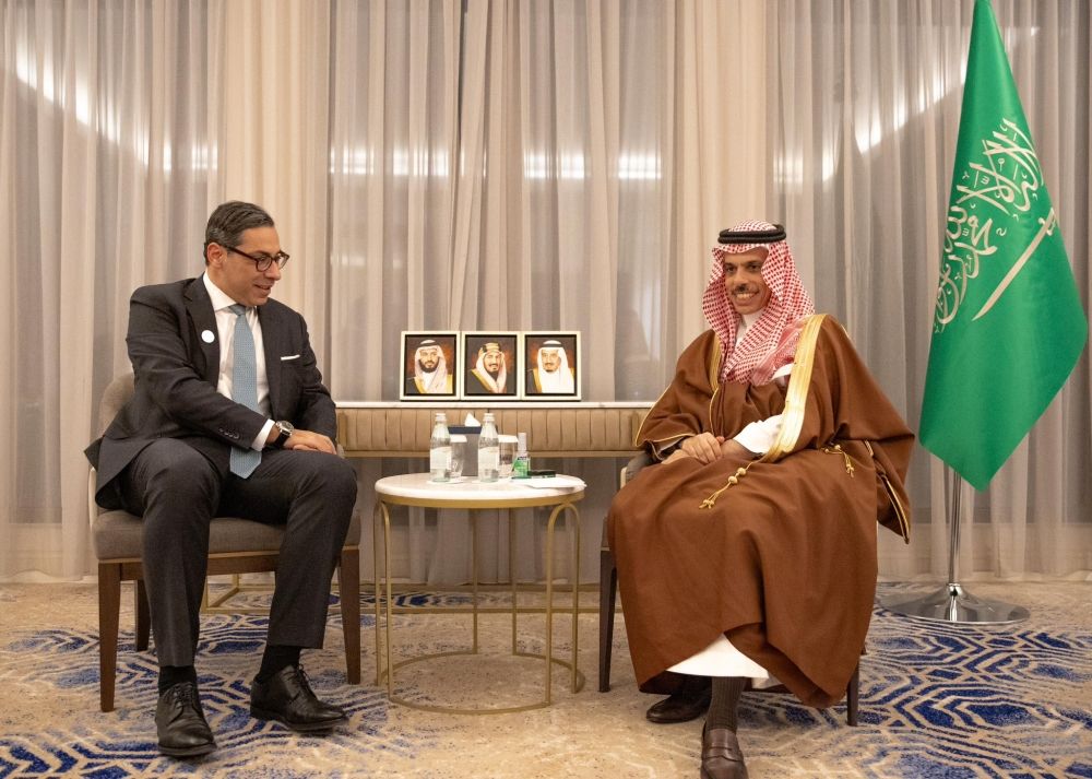 وزير الخارجية ونظيره القبرصي يناقشان تعزيز العلاقات الثنائية