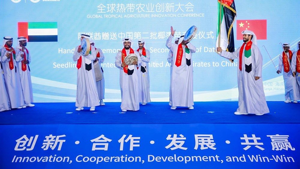 تسليم الدفعة الثانية من هدية رئيس الدولة للصين المكونة من 100 ألف شتلة نخيل