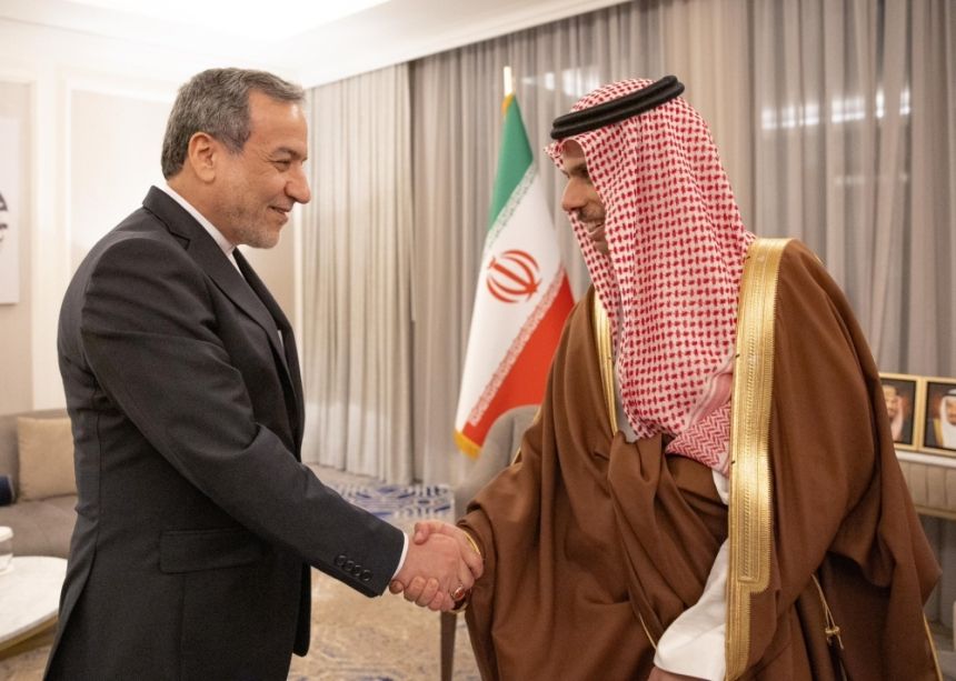 وزير الخارجية يبحث مستجدات المنطقة مع نظيره الإيراني