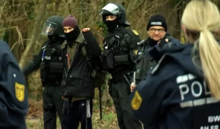 القبض على 11 ناشطًا في ألمانيا احتلوا جزءًا من غابة.. ما القصة؟