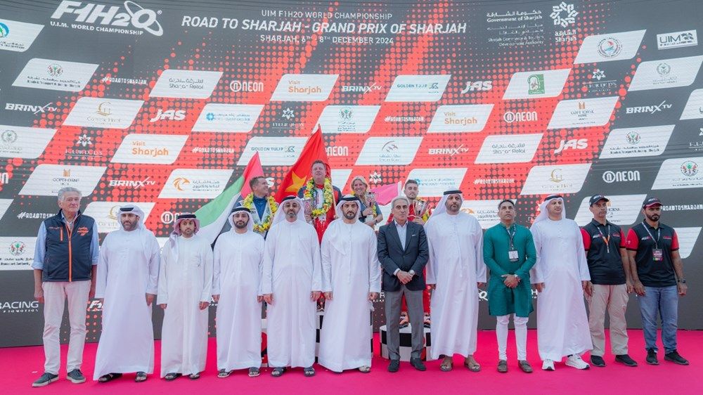 سلطان بن أحمد القاسمي يتوج الفائزين ببطولة العالم للزوارق السريعة