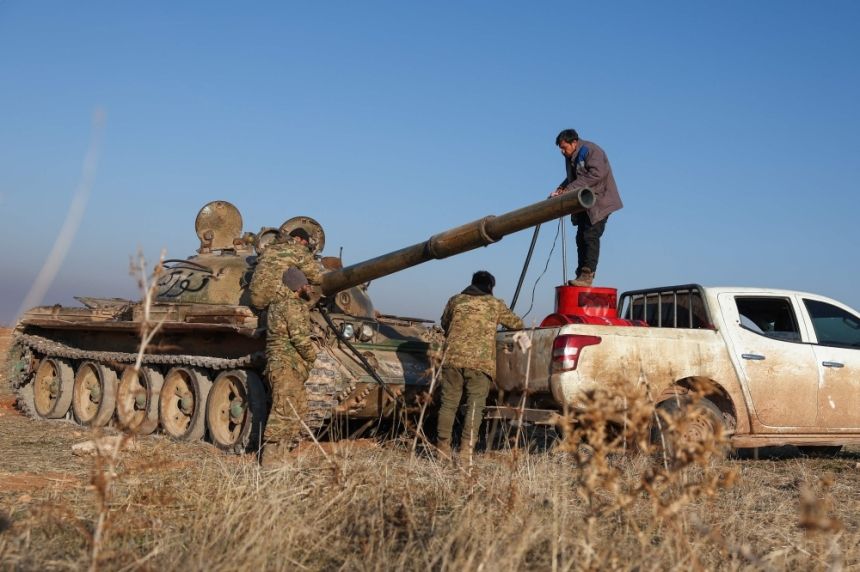 قنوات تلفزيونية: فوضى في دمشق بعد انسحاب الجيش السوري وسيطرة الفصائل