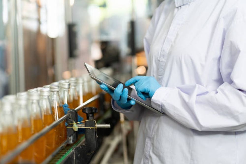 فحص دوري وحظر الحلي.. اشتراطات صحية جديدة لعاملي المنشآت الغذائية