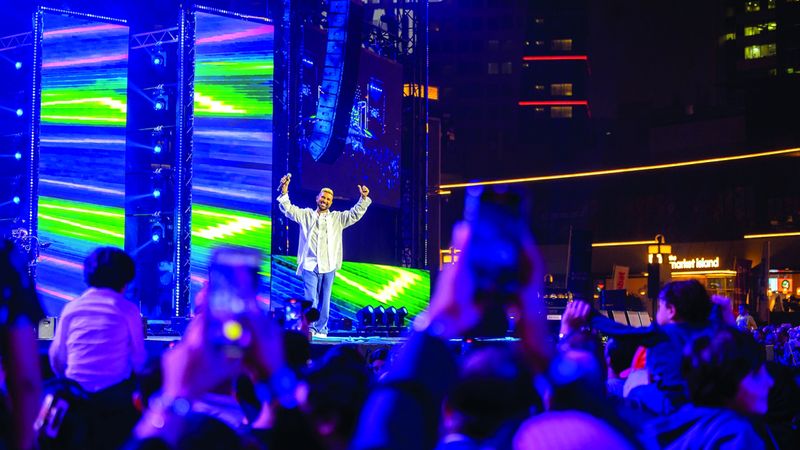 الامارات | أحمد سعد يشعل مسرح حفلات «دبي للتسوق».. ويغني «إيه اليوم الحلو ده»