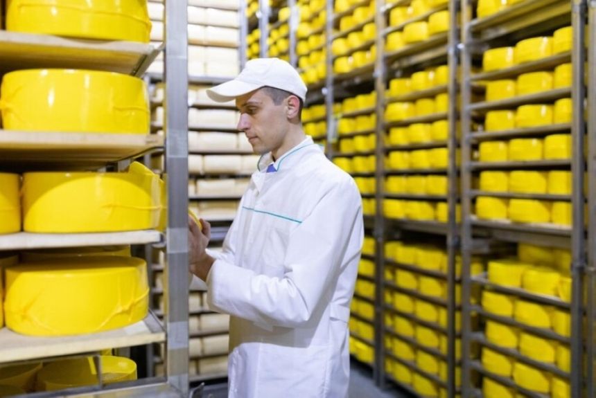 حظر الأكل والشرب خلال العمل.. اشتراطات صحية جديدة لعاملي المنشآت الغذائية