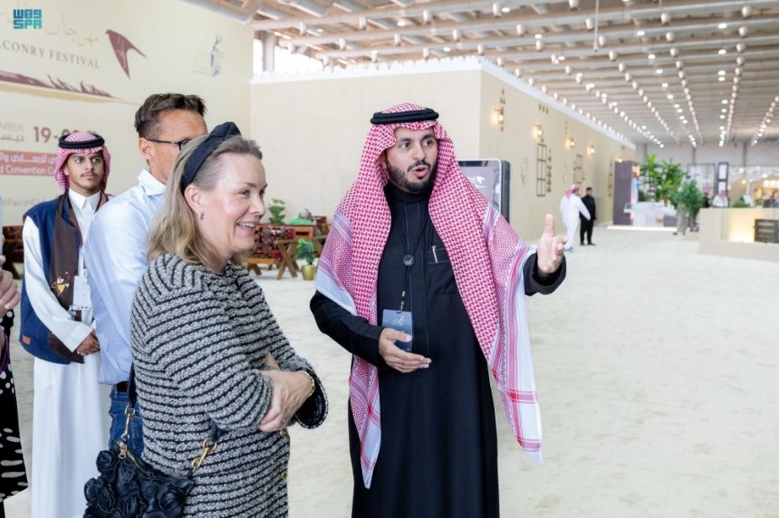 السفيرة الفنلندية تطّلع على مجريات سباق الملواح في مهرجان الصقور