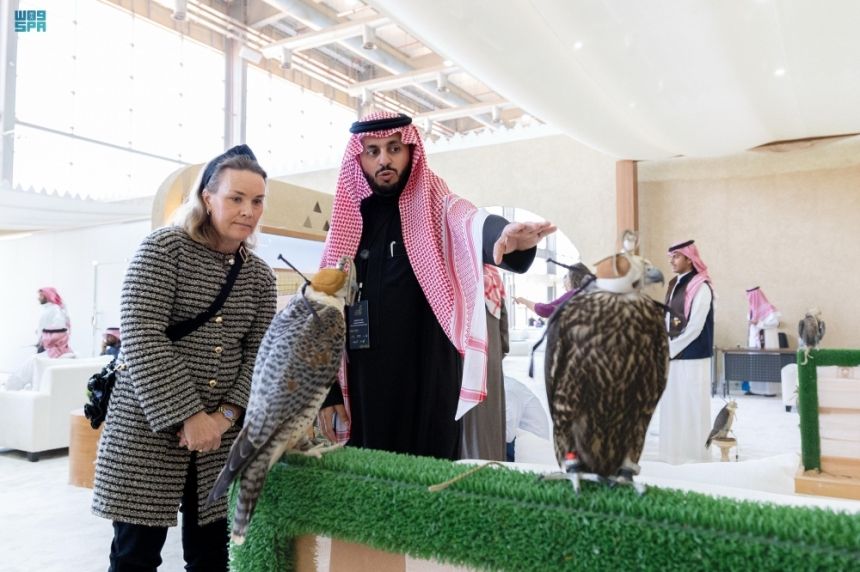 السفيرة الفنلندية تطّلع على مجريات سباق الملواح في مهرجان الصقور