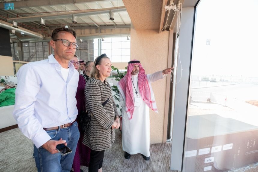 السفيرة الفنلندية تطّلع على مجريات سباق الملواح في مهرجان الصقور