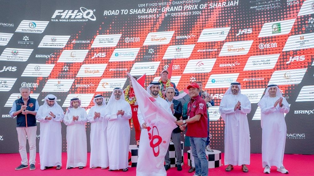 سلطان بن أحمد القاسمي يتوج الفائزين ببطولة العالم للزوارق السريعة