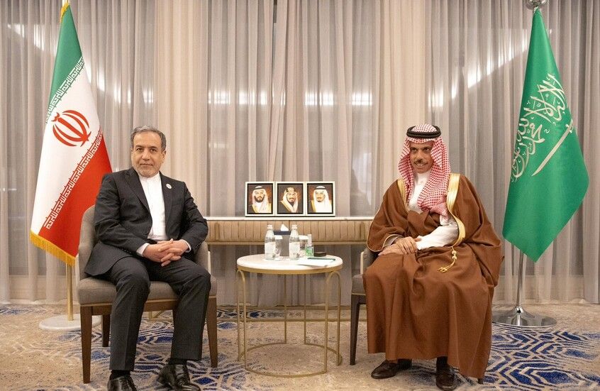 الخليج اليوم .. وزير الخارجية السعودي يلتقي نظيره الإيراني في الدوحة ويبحثان التطورات الأخيرة في سوريا