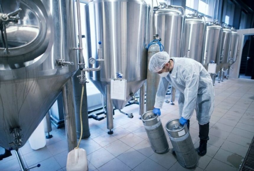 فحص دوري وحظر الحلي.. اشتراطات صحية جديدة لعاملي المنشآت الغذائية