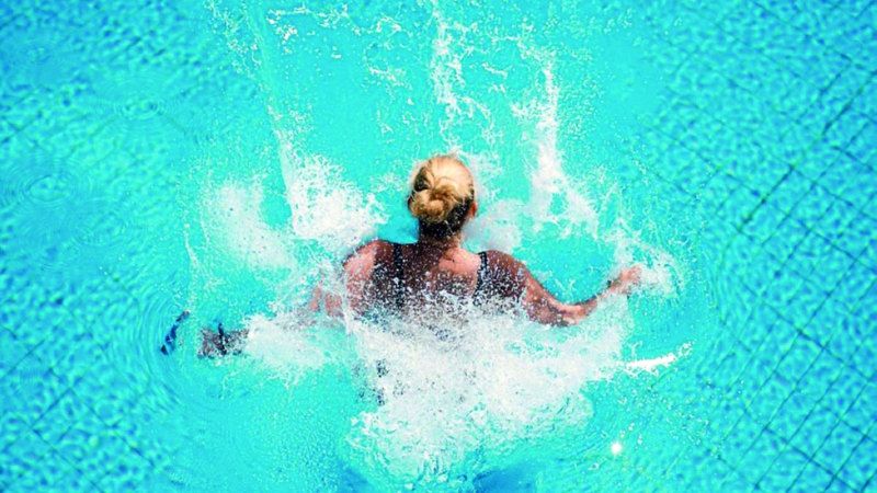 الامارات | ماء الكلور يهاجم البشرة