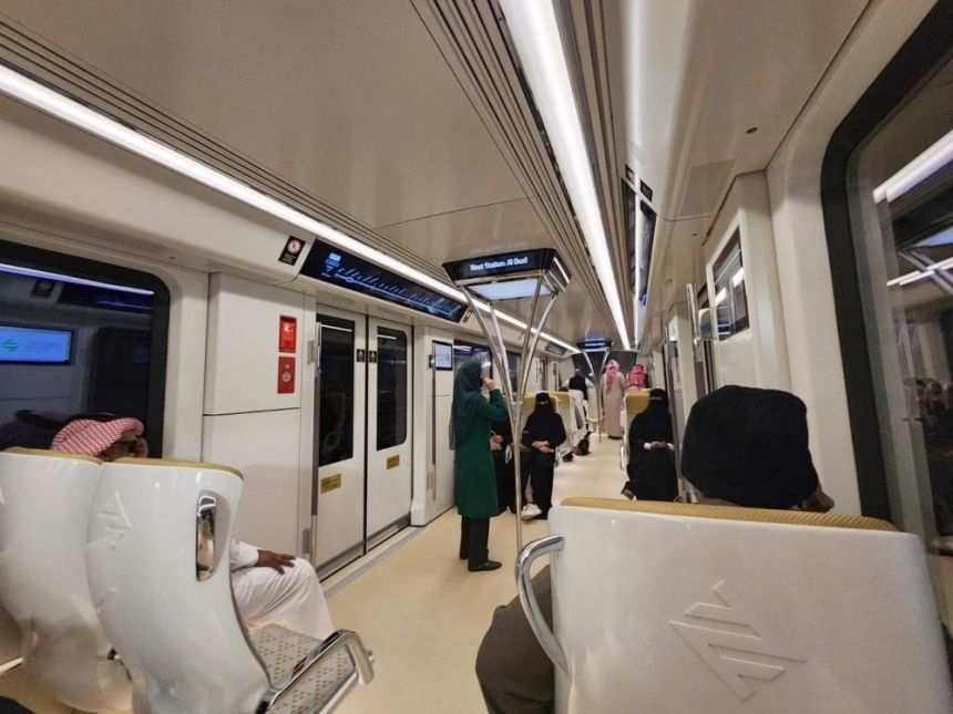 من السرعة والتصميم إلى التجهيزات.. الفرق بين المترو والقطار