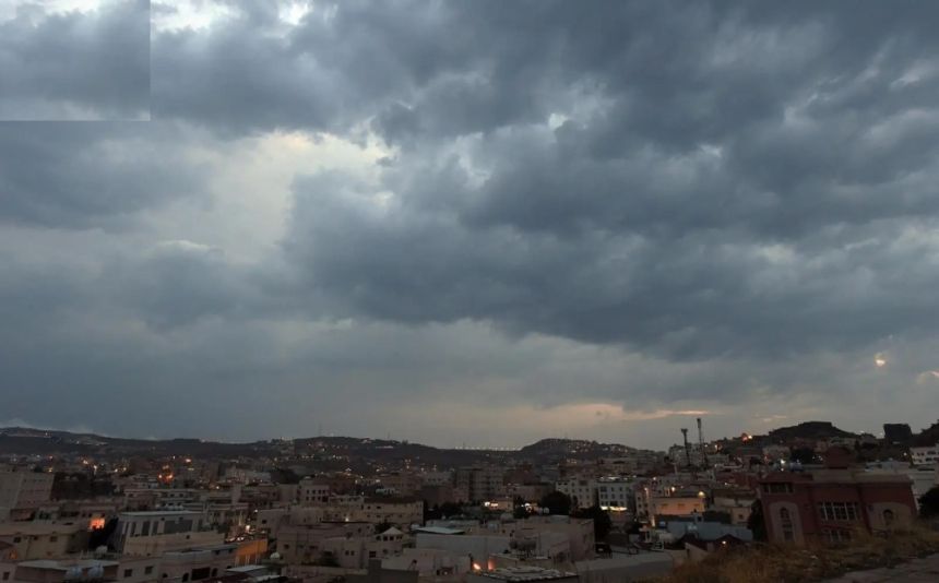 طقس المملكة.. رياح مثيرة للأتربة والغبار وانخفاض درجات الحرارة