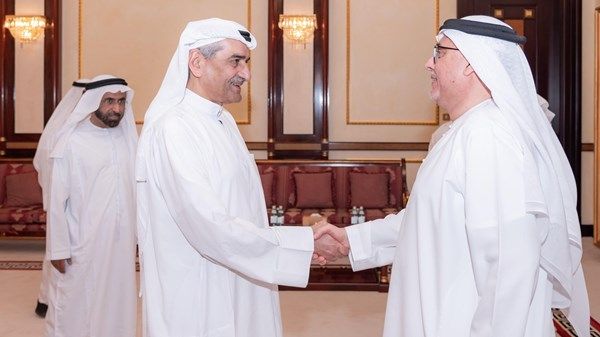 حاكم الفجيرة يطلع على ملف التوطين وبرامج وزارة الموارد البشرية والتوطين