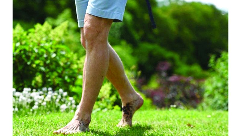 الامارات | المشي بأقدام حافية..  فوائد صحية جمّة