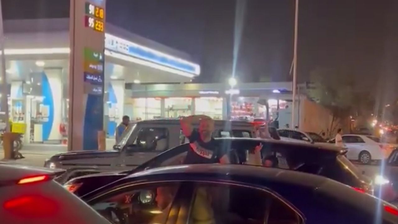 مقيمون سوريون يحتفلون بسقوط نظام بشار بحي السليمانية… فيديو