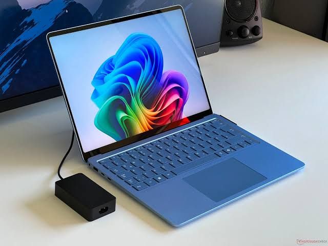 تكنولوجيا: خطط مايكروسوفت لعام 2025: Surface Laptop Mini وأجهزة جديدة