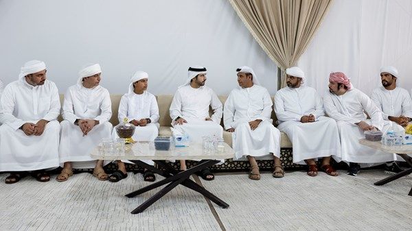 حمدان بن محمد يقدم واجب العزاء في مبارك محمد المطيوعي المنصوري