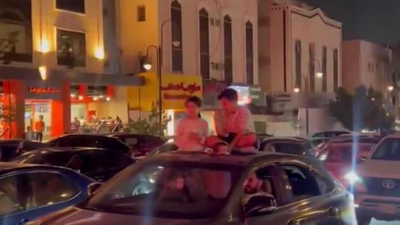 مقيمون سوريون يحتفلون بسقوط نظام بشار بحي السليمانية… فيديو