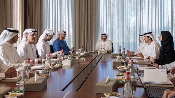 مكتوم بن محمد يطلع على إنجازات لجنة تطوير أسواق المال والبورصات في دبي