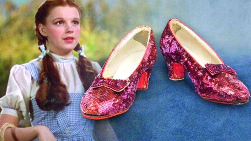 الامارات | بيع حذاء ممثلة أميركية في المزاد بـ 32.5 مليون دولار