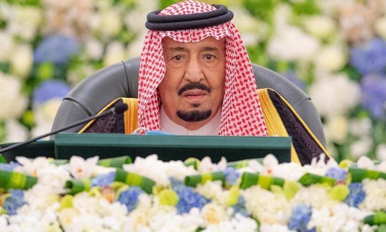 السعودية | صدور موافقة خادم الحرمين الشريفين على منح ميدالية الاستحقاق من الدرجة الثالثة لأربعة مقيمين لتبرعهم بالدم عشر مرات