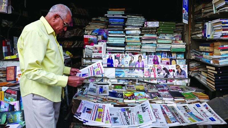 الامارات | قصة مصوّرة .. إدوارد جندي.. مهندس يبيع الصحف منذ 30 سنة