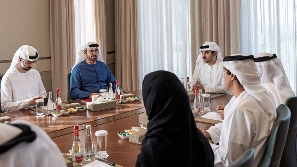 مكتوم بن محمد يطلع على إنجازات لجنة تطوير أسواق المال والبورصات في دبي