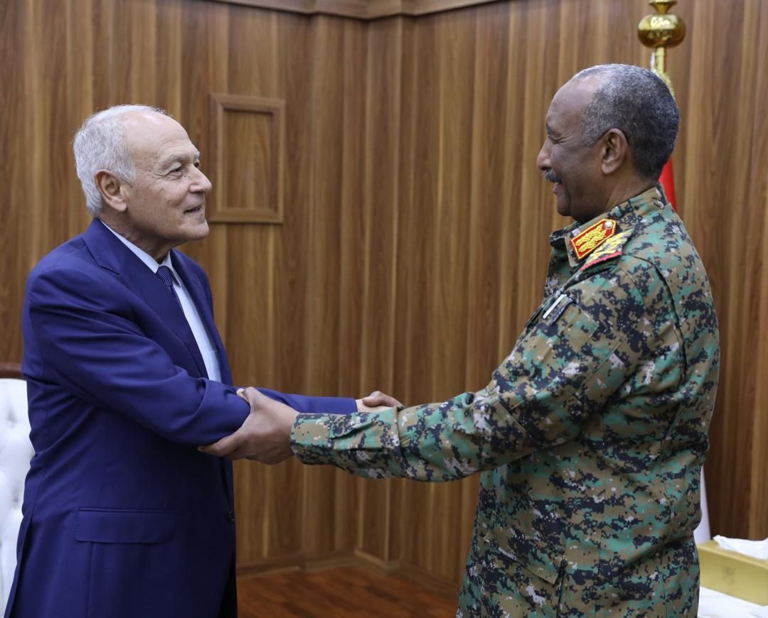 أبو الغيط يلتقى البرهان.. ويؤكد حرص الجامعة العربية على السلام بالسودان