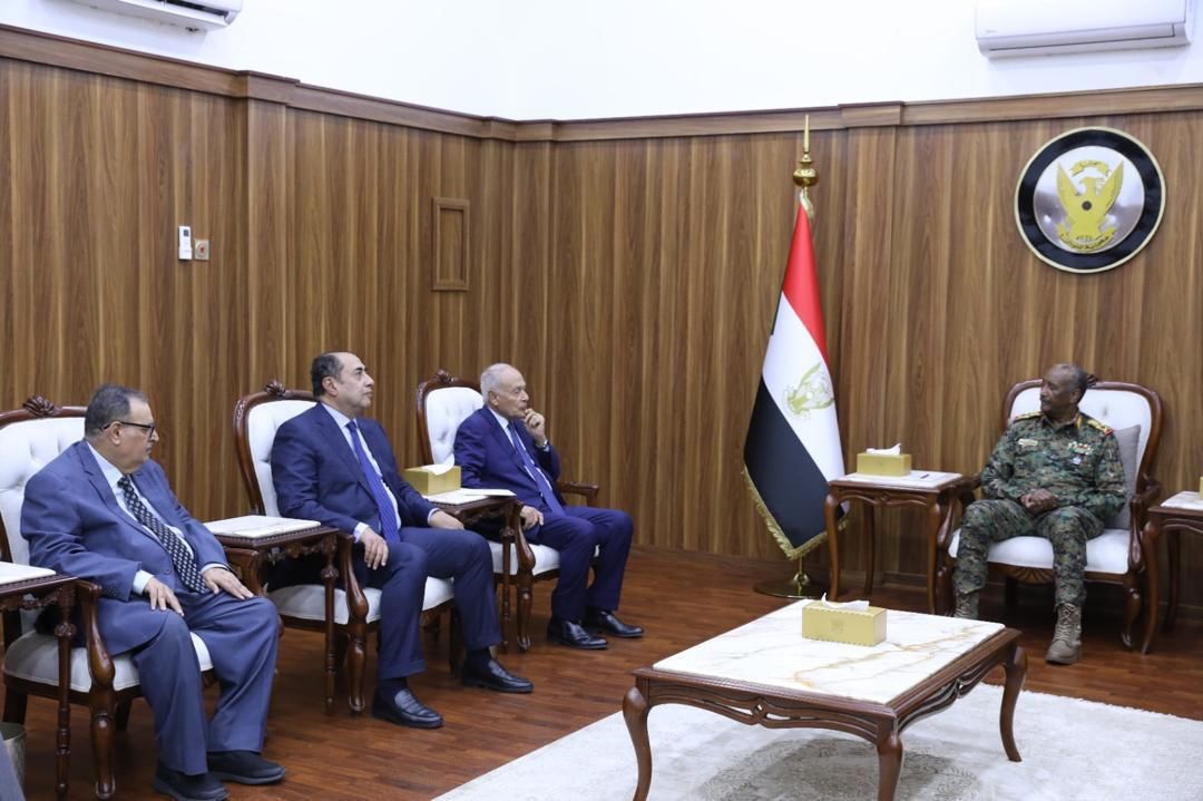 أبو الغيط يلتقى البرهان.. ويؤكد حرص الجامعة العربية على السلام بالسودان