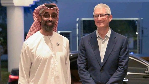 طحنون بن زايد يلتقي تيم كوك الرئيس التنفيذي لشركة «آبل»