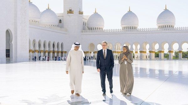 رئيس وزراء بريطانيا يزور جامع الشيخ زايد الكبير في أبوظبي