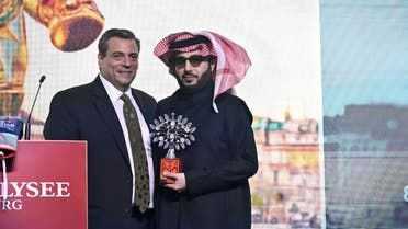 الخليج اليوم .. أهداها للأمير محمد بن سلمان.. منح آل الشيخ جائزة "رجل العام"