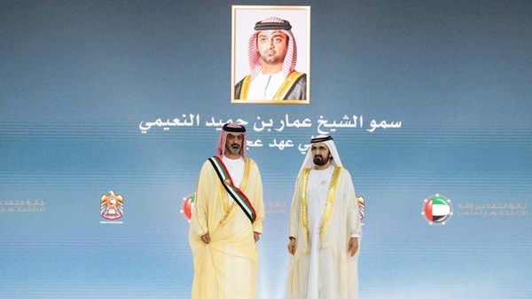 سيف بن زايد يهنئ عمار النعيمي بمناسبة تكريمه بوشاح محمد بن راشد