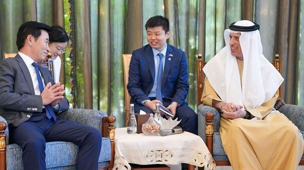 حاكم رأس الخيمة يستقبل وفداً من مدينة شنجن الصينية