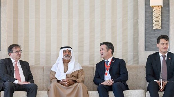 نهيان بن مبارك يلتقي المبعوث السويسري لمنطقة الشرق الأوسط وشمال أفريقيا