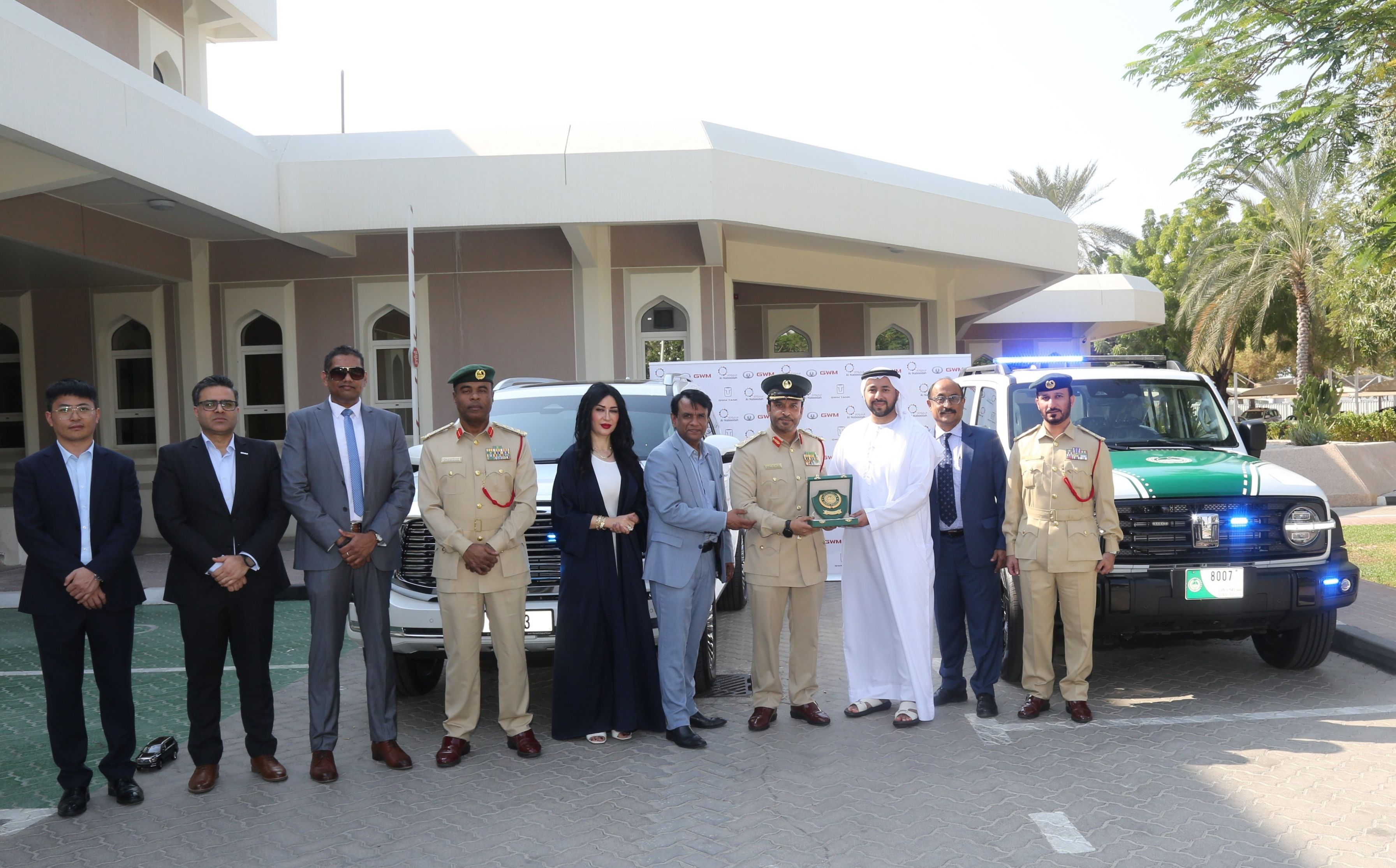 الامارات | شرطة دبي تضم دوريتي "تانك 500" و"تانك 300" الجديدتين إلى أسطولها المروري