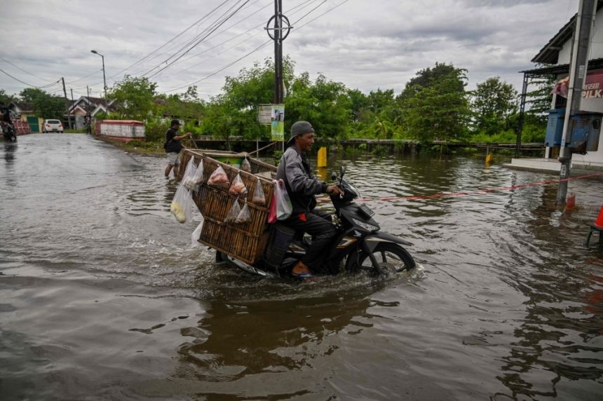 دمرت 172 قرية.. انهيارات وفيضانات تضرب جزيرة جاوة الإندونيسية
