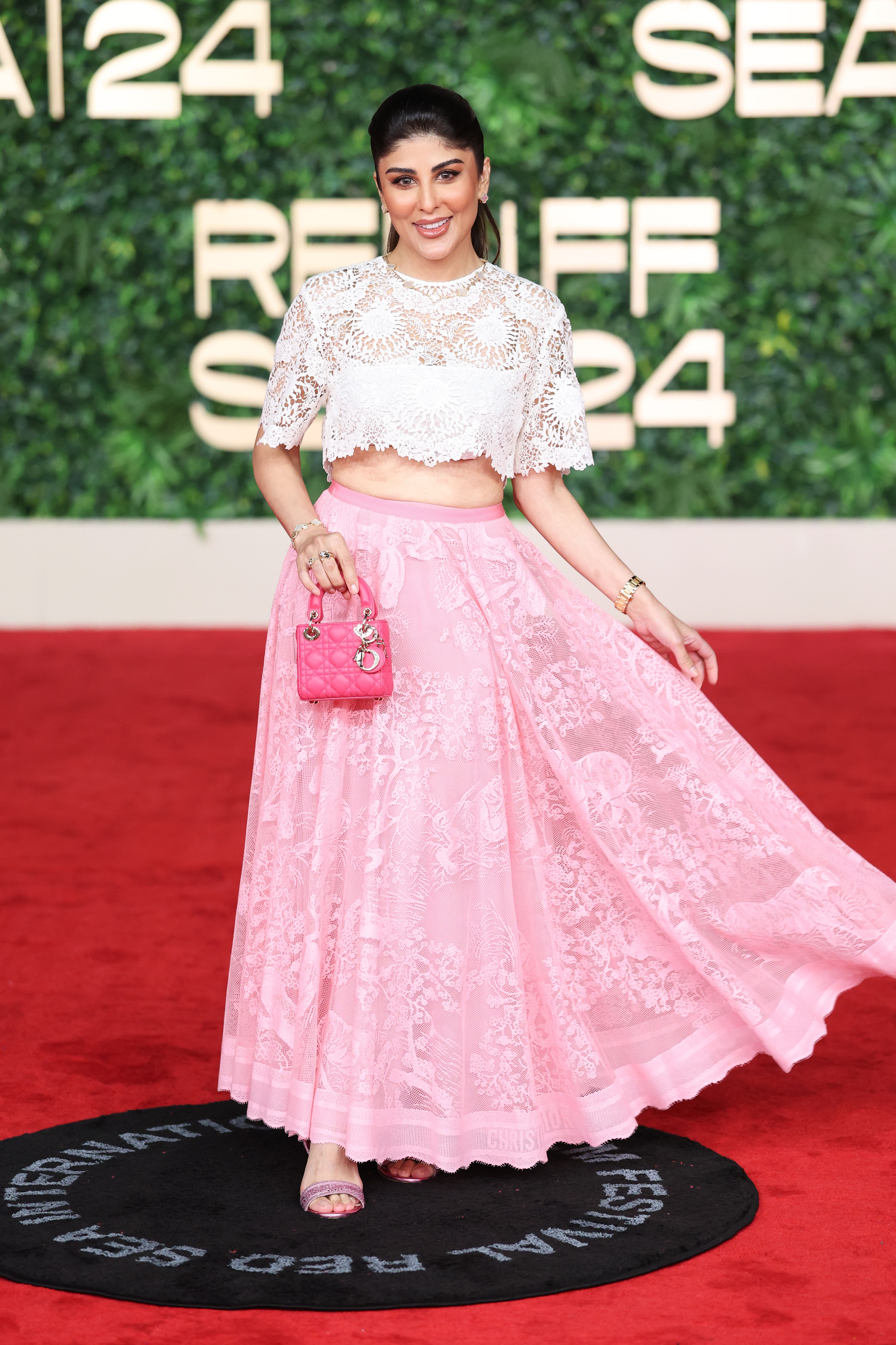 في اليوم السادس لمهرجان البحر الأحمر السينمائي2024.. المكياج البرونزي يسيطر على إطلالات النجمات الجمالية