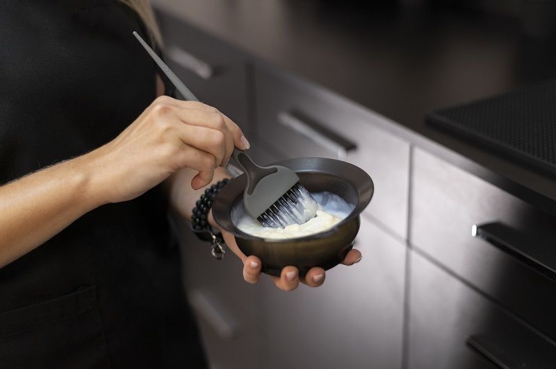 أسرع الطرق الطبيعية لإخفاء الشيب واستعادة جمال شعرك.. جربيها