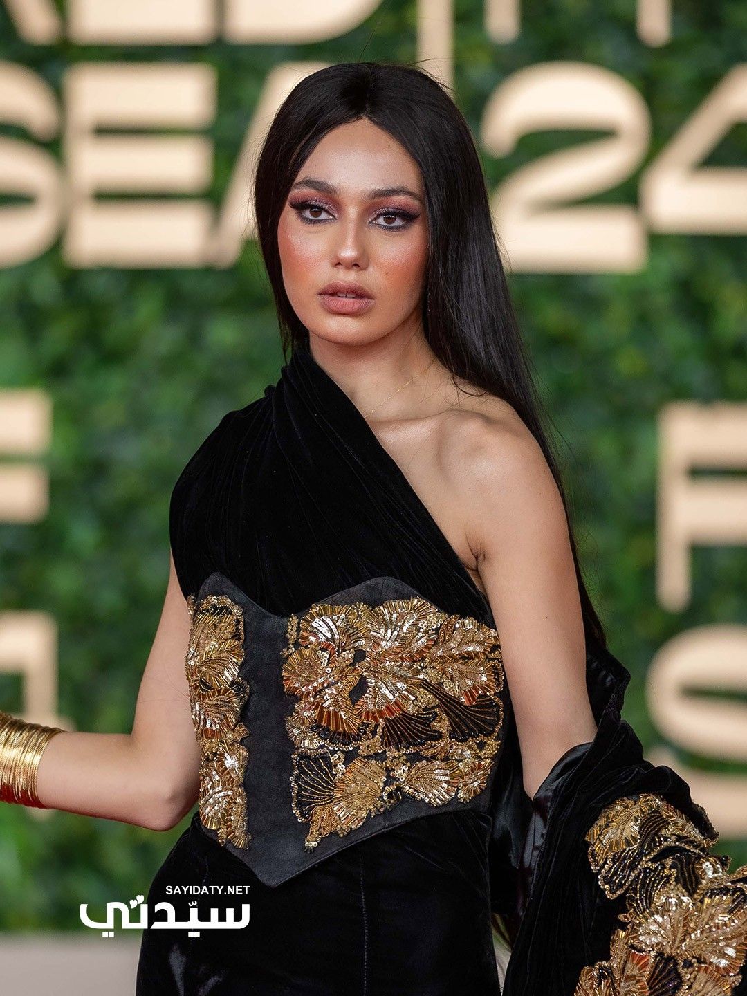 في اليوم السادس لمهرجان البحر الأحمر السينمائي2024.. المكياج البرونزي يسيطر على إطلالات النجمات الجمالية